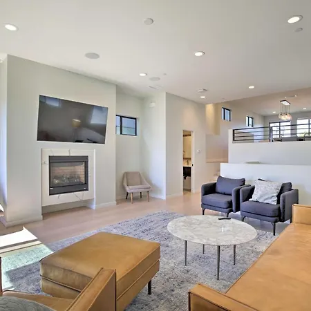 Chic San Diego Abode Rooftop Balcony And Bay Views!